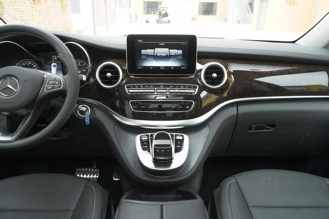 奔驰威霆中控台因太过朴素一直被诟病今天终于有人放大招