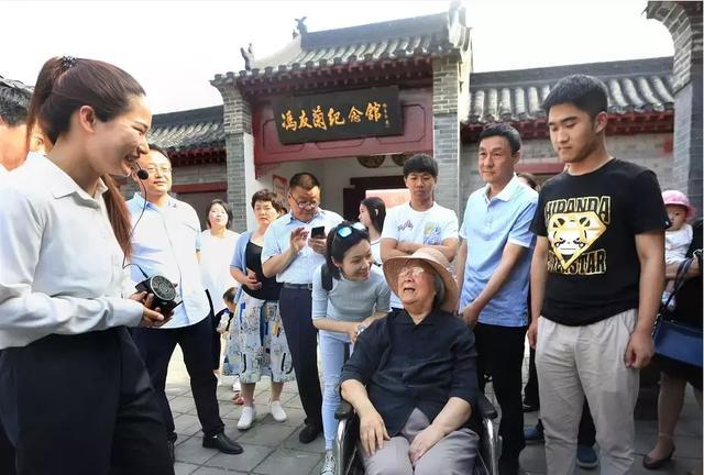 正文       宗璞先生,原名冯钟璞,女,1928年出生于北京,当代作家,原籍