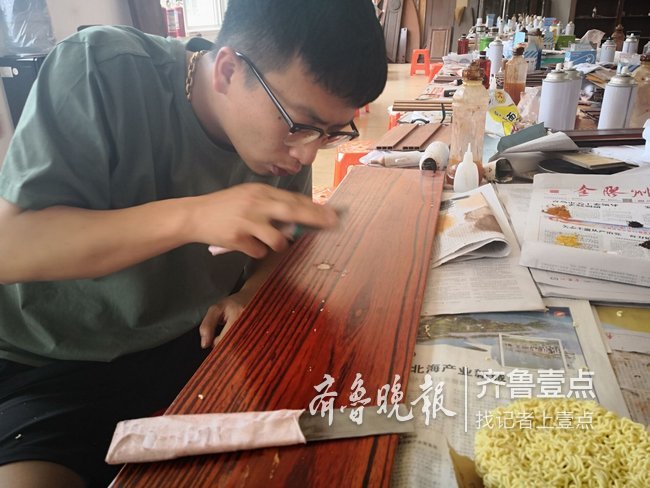 90后小伙用方便面修补家具成"网红"|90后|汪伟|方便面_新浪新闻