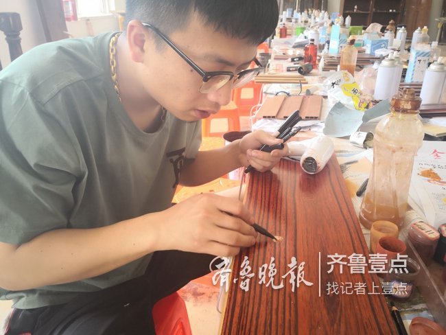 90后小伙用方便面修补家具成"网红"|90后|汪伟|方便面_新浪新闻