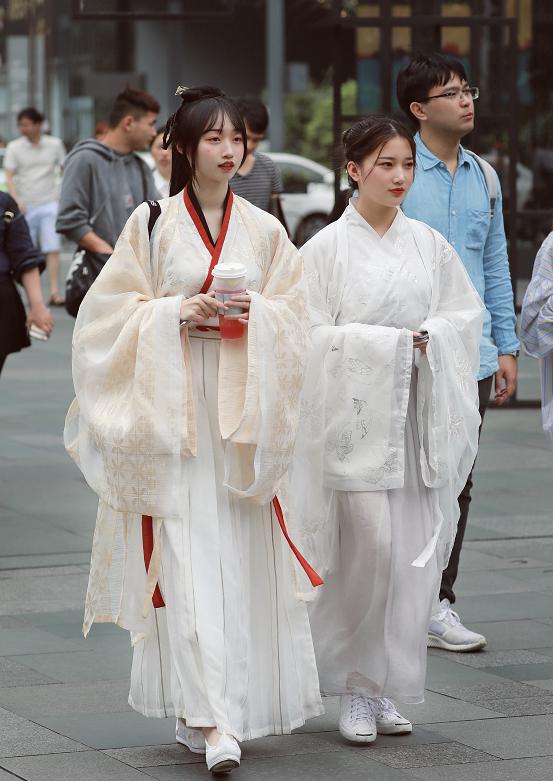 穿汉服逛街的仙女姐姐们