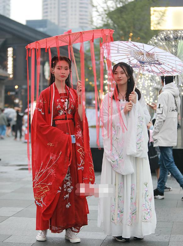 穿汉服逛街的仙女姐姐们