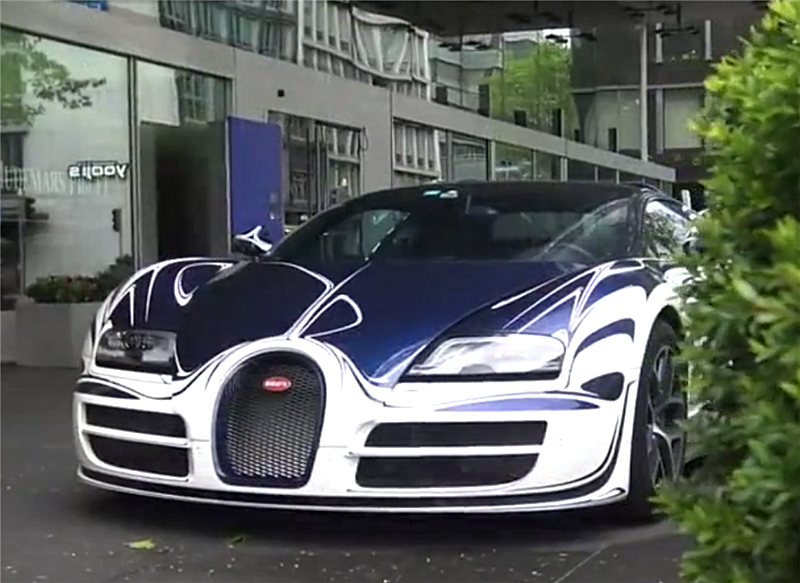 最近,在国外一街头近距离实拍一台"青花瓷版"布加迪威龙,车价1725万