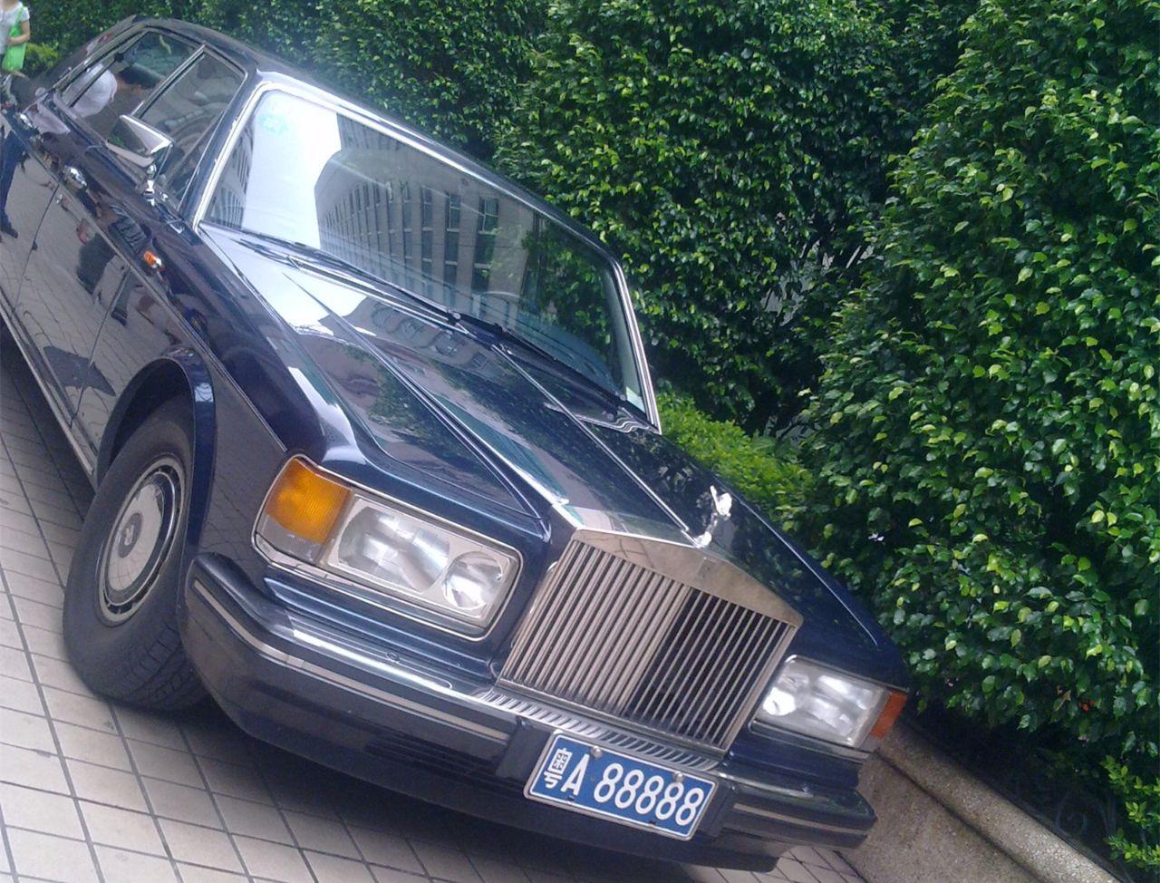拖车上这台挂着"粤a88888"劳斯莱斯对于广州人来说都不陌生,很多人都