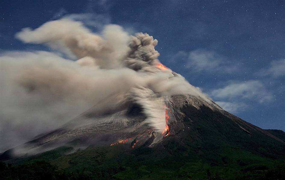 印尼日惹默拉皮火山喷发火山灰柱 高度达3000米