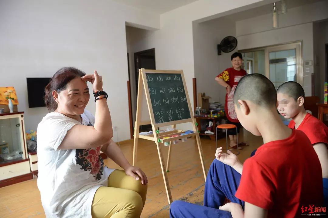 2019年6月4日成都，谢芳模仿孙悟空造型，让孩子们跟着她模仿 。
