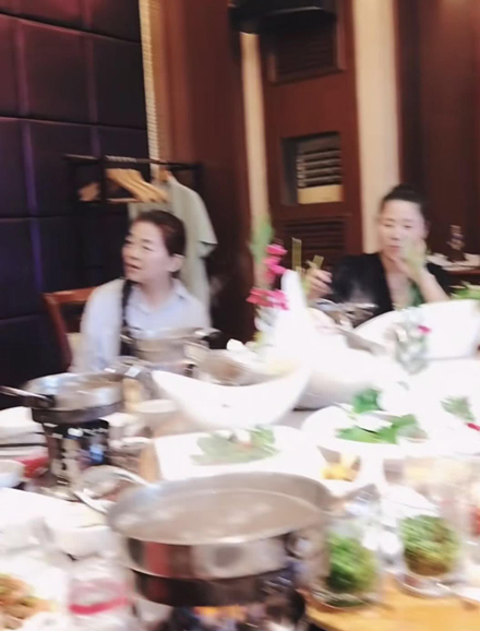 64岁笑星李琦与一桌女性聚餐赤裸上身,网友:没素质!