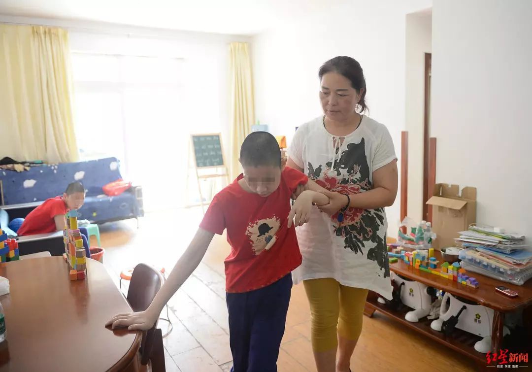 2019年6月4日成都，谢芳扶着孩子走路。