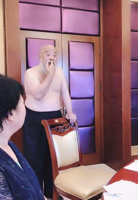 64岁笑星李琦与一桌女性聚餐赤裸上身,网友:没素质!