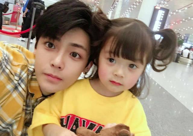 被侯明昊周震南易烊千玺捧在手心的哈琳越来越好看