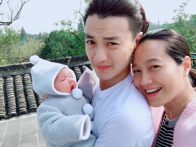 朱丹罕见晒与老公穿情侣装秀恩爱两人同框卖萌像热恋的少男少女