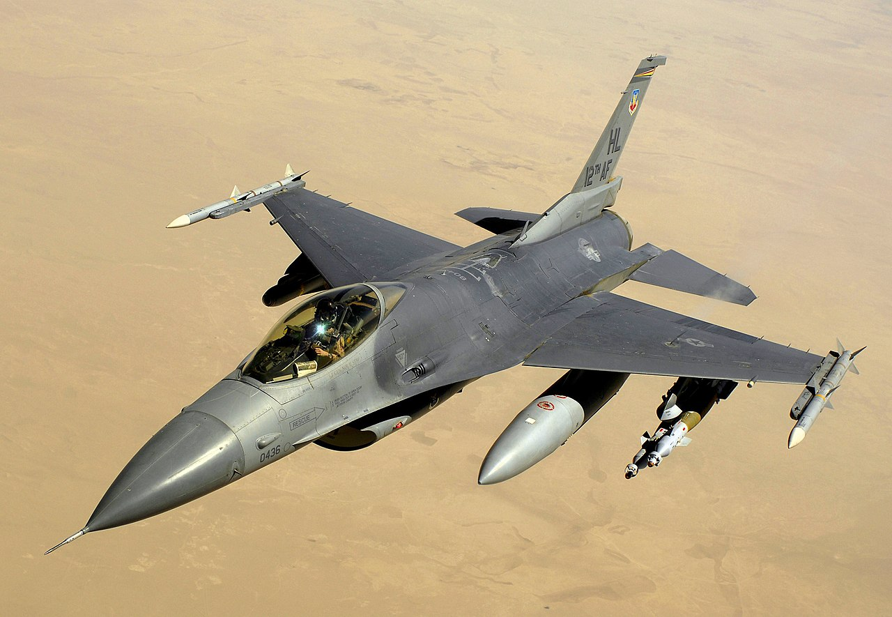 歼20隐身战机出现，为何200架F-16和幻影2000：没有一架敢起飞？_常规_空战_飞行员