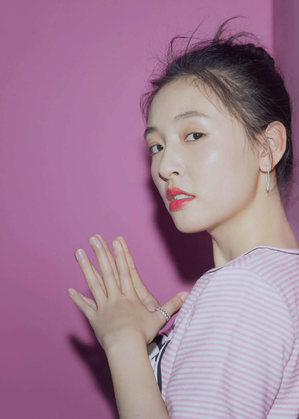 27岁吴倩终于换新造型,丸子头发型搭粉t恤超短裙,减龄又时髦