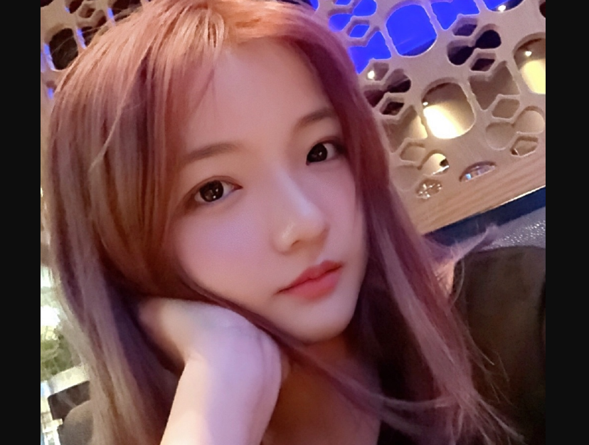 lol包桑前女友深海鱼开心发照秀腿引包子粉丝叛变98年难顶