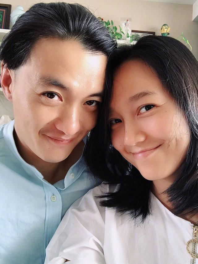 朱丹罕见晒与老公穿情侣装秀恩爱两人同框卖萌像热恋的少男少女