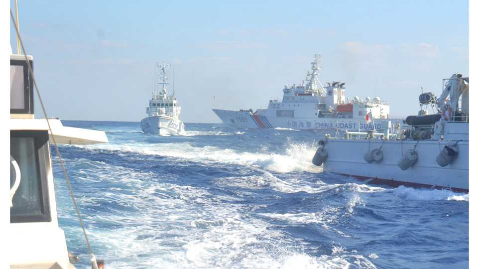 　仲间拍摄的现场：左侧是高洲丸，中间是日本海保180吨级的小型巡逻船“大神”（PS33），右侧是5000吨级的“海警1501”（八重山日报 图）