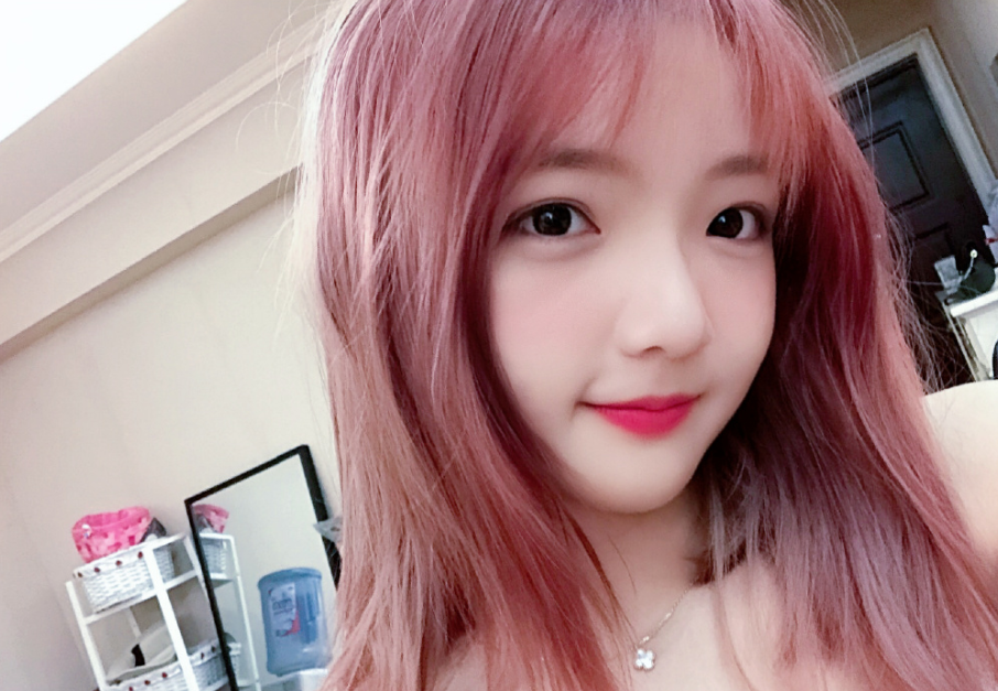 lol包桑前女友深海鱼开心发照秀腿引包子粉丝叛变98年难顶