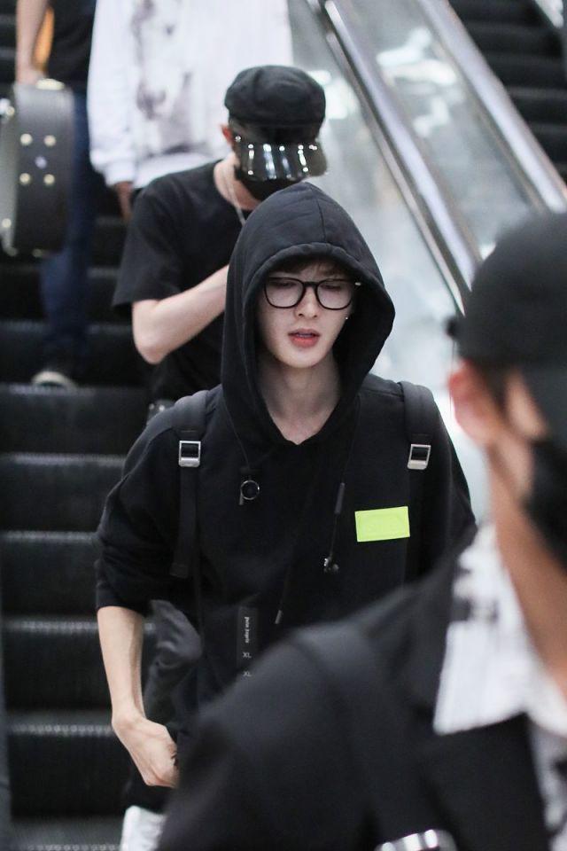 朱正廷戴帽架眼镜难掩帅气容颜,表情呆萌似美少年