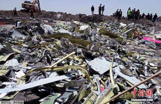 资料图：当地时间3月10日，埃塞俄比亚航空公司ET302次航班发生空难。图为飞机坠毁现场。