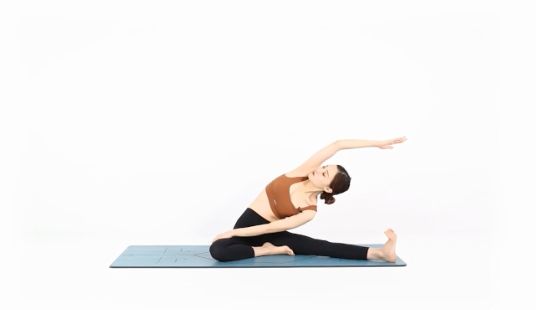 练习单腿侧伸展式,身体两侧腰部的肌肉得到很好的拉伸,减少腰腹赘肉