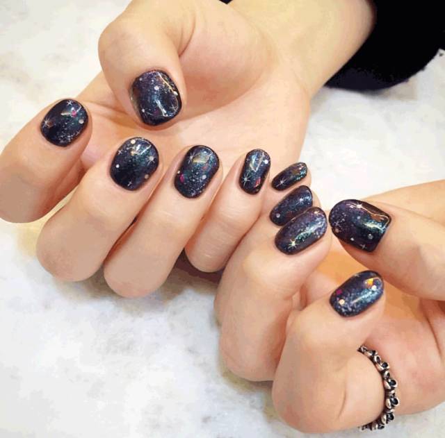 梦幻独特的星空美甲