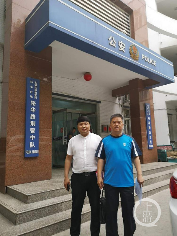 6月4日下午,吴章柱(右)在辩护律师陪同下来到裕华路刑警中队,主动到案说明情况。 本文图均为 上游新闻 图