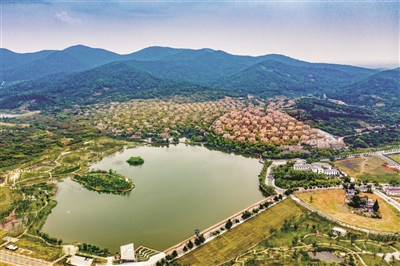 来汤泉听万年古泉讲述新故事看山望水觅乡愁