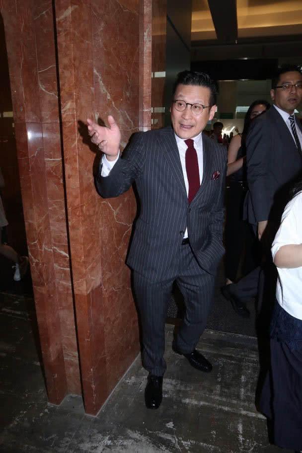 众所周知何艳娟和澳博营运总裁吴志诚有过一段婚姻,只可惜两人婚后8个