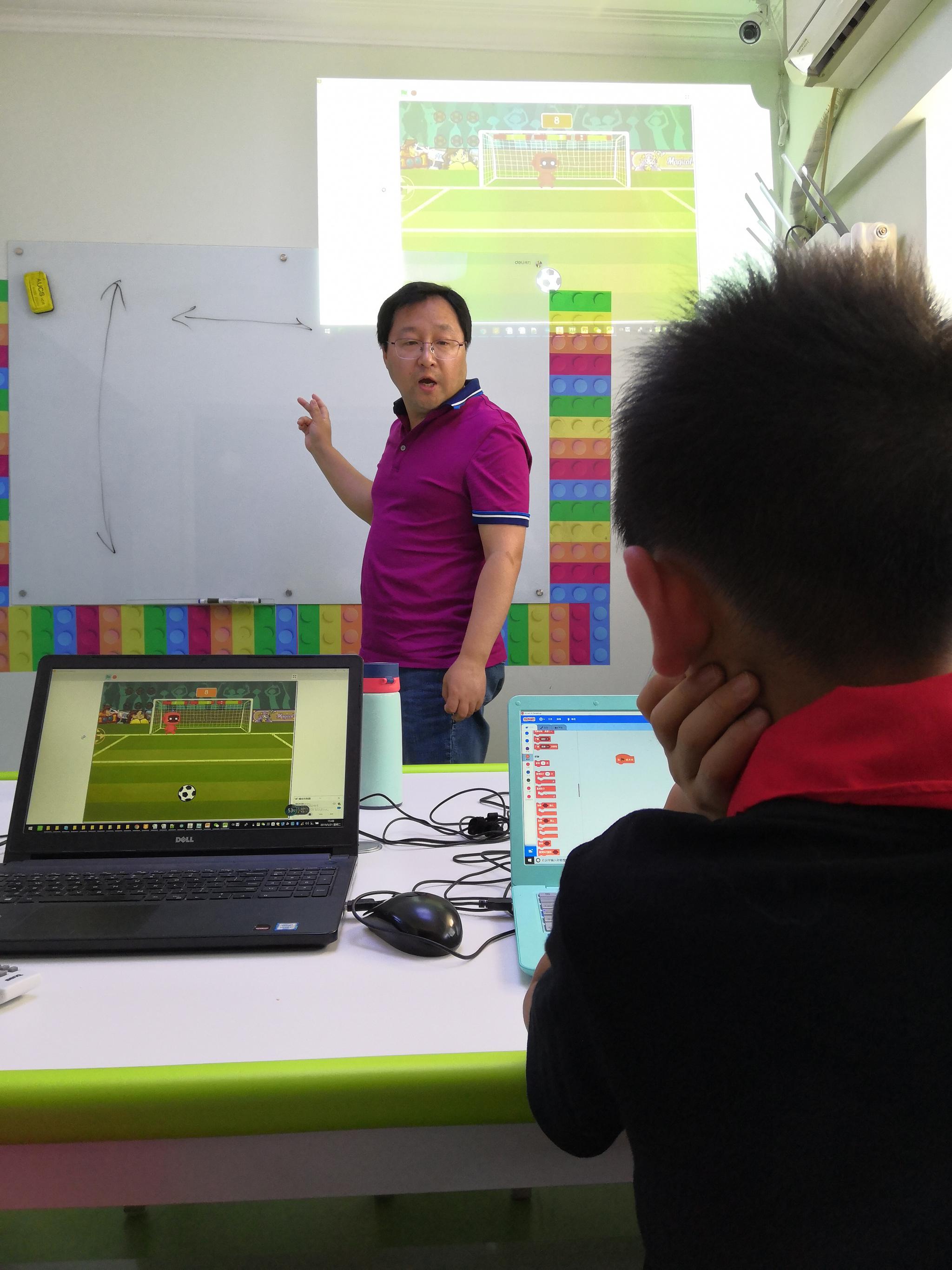 少儿编程课堂上，老师正在教孩子们设计“点球射门”的小游戏。新京报记者王双兴摄
