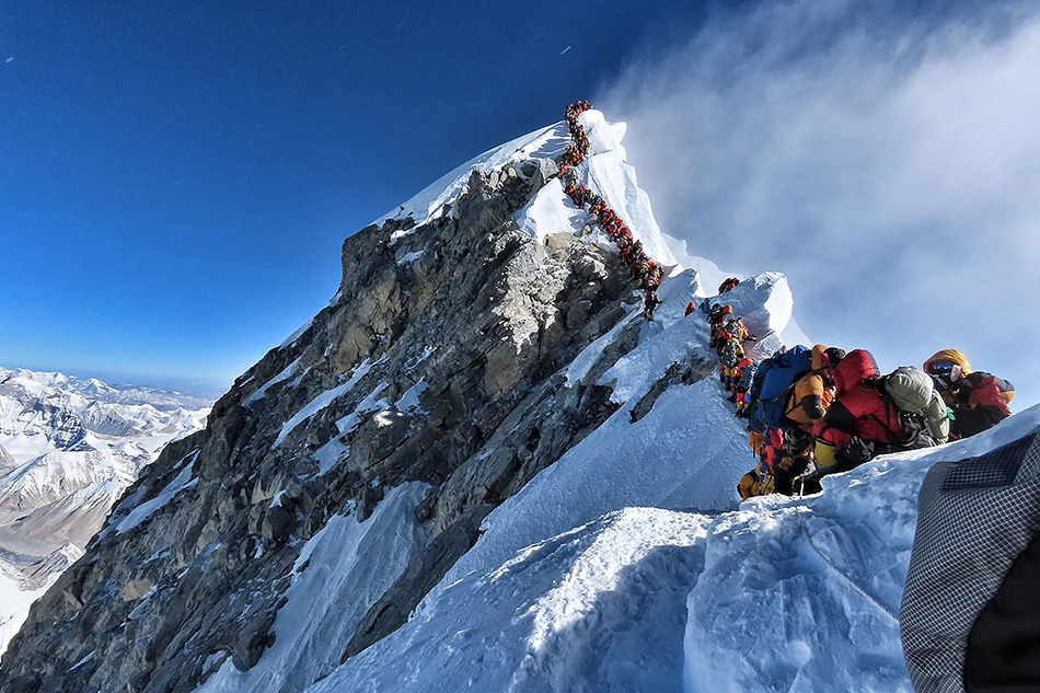 珠穆朗玛峰尼泊尔一侧迎来数百名希望爬上珠峰顶部的登山者
