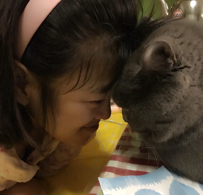 洛洛和她的朋友圈:一个知道很多秘密的女孩 洛洛和猫。