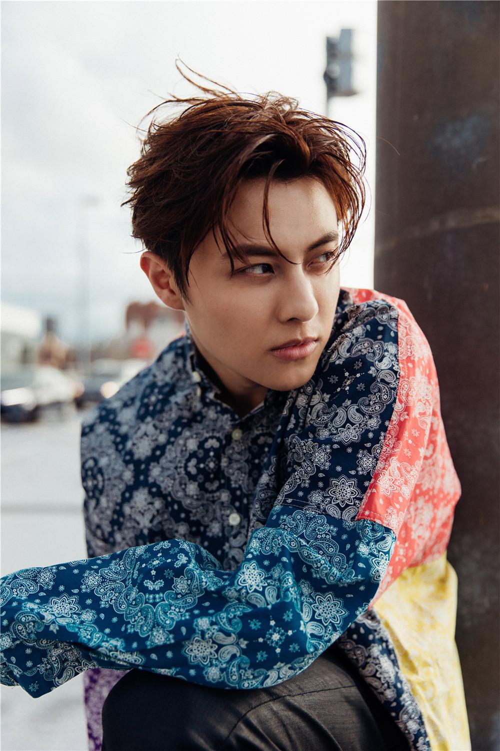 王子邱胜翊发布元气街拍 复古时尚引领穿搭风尚