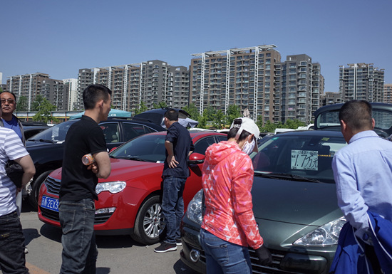 在业内人士看来，广州、深圳率先为“汽车限购”松绑，“促进汽车消费”是其背后的主要动因。段经琨/摄