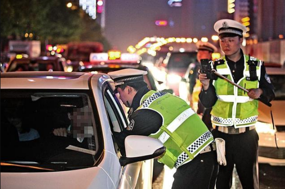 自己喝酒母亲病危开车送母亲就医算孝子吗