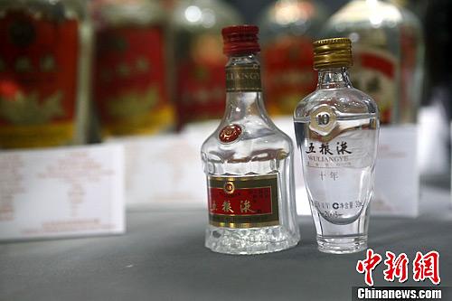 资料图：北京一家老酒博物馆里陈列的五粮液酒。中新社发 张浩 摄