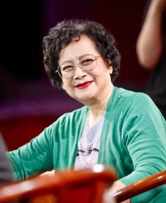 76岁"观音"左大玢近照曝光,饭局聚餐笑容和蔼精神十足