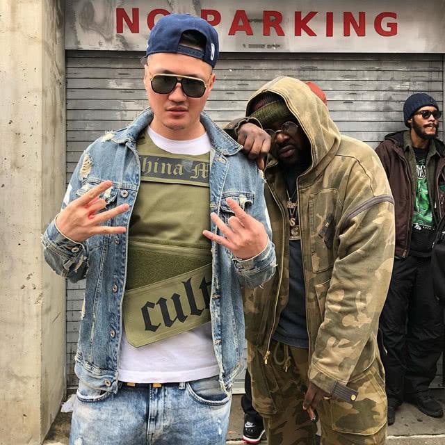 文化,他经常穿中国红现身美国街头,并且在歌手lil pump歧视亚裔的时候