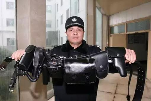 警察什么级别可以随时配枪？|配枪|持枪证|警察_新浪新闻