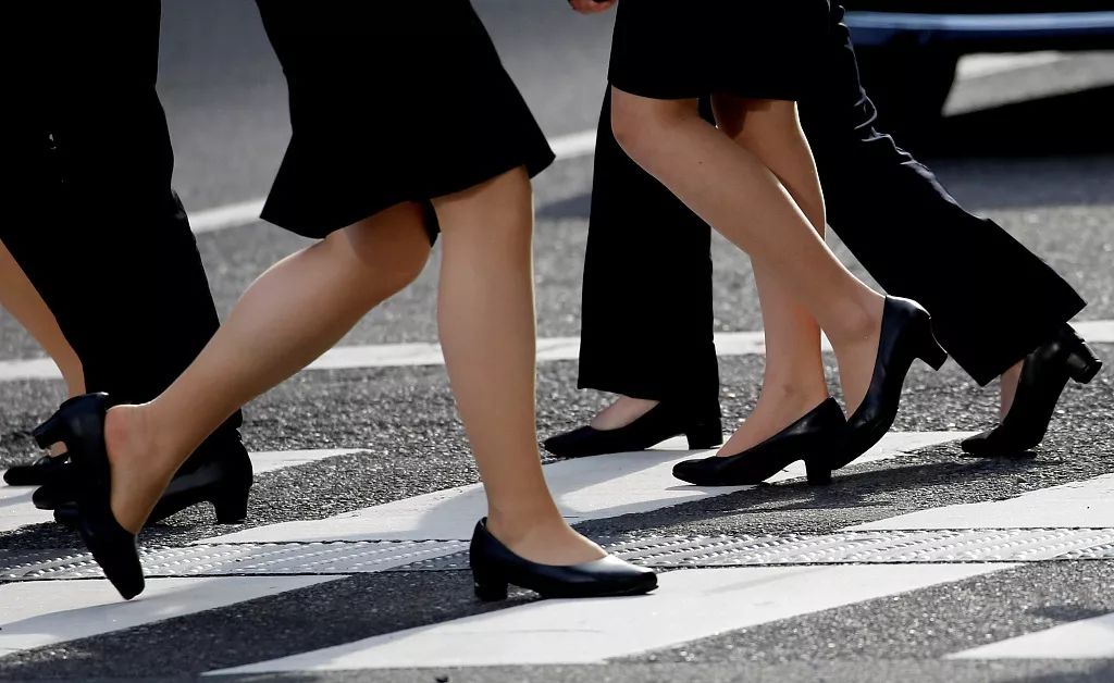 日本东京商业区穿着高跟鞋的女职员。/视觉中国
