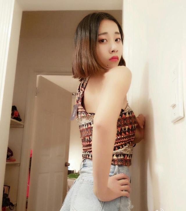 她是年轻一代的田径女神葛曼棋因肚子上纹的一只小鹿在网上火了