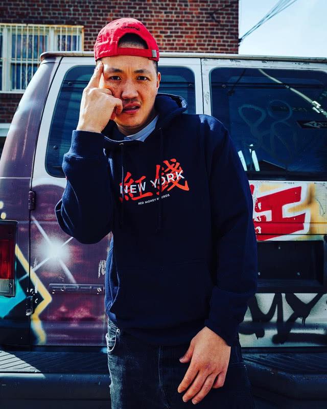 歌手欧阳靖16年前差点被枪杀罕见晒照与凶手握手言和