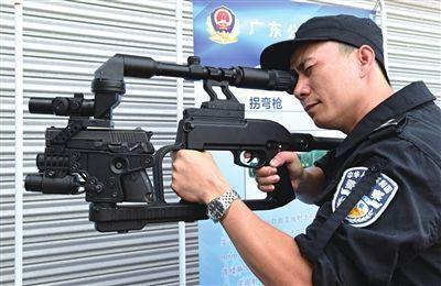 资料图:中国对外展示的拐弯枪中国研制的拐弯枪,于2009年5月亮相北京.