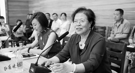 作家和文学爱好者云集在朔州市图书馆,参加秋枫的长篇处女作《英子》