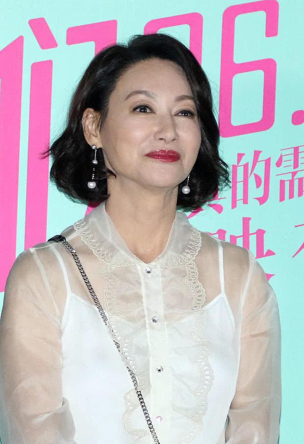 59岁惠英红出席活动娇羞似少女