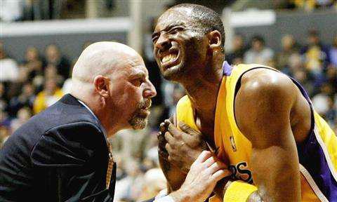 nba球星受伤的瞬间!科比两度让人动容,麦迪直接被担架抬出场外