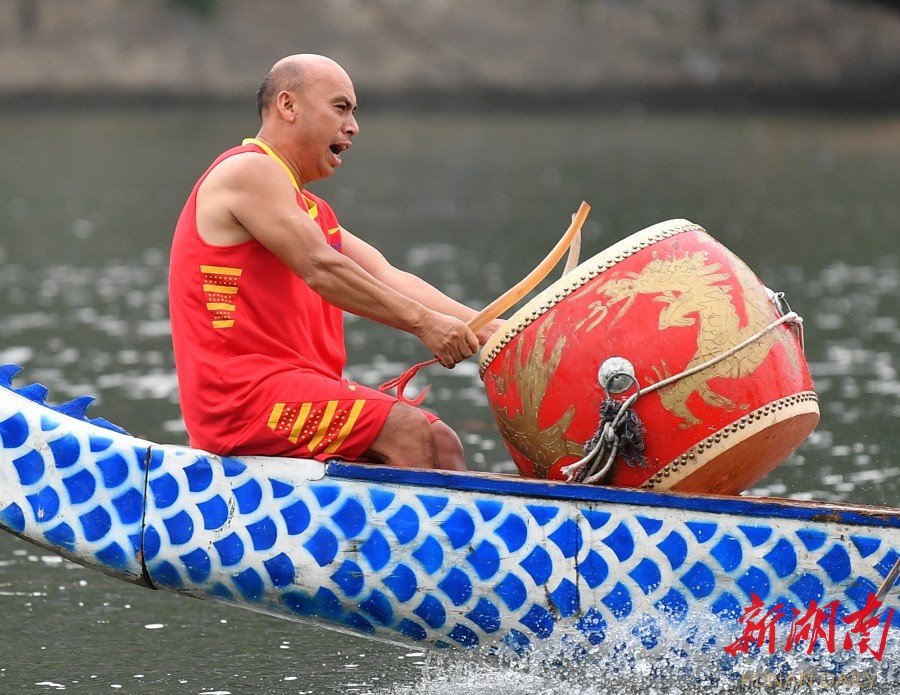 土家龙舟鼓手滕建全