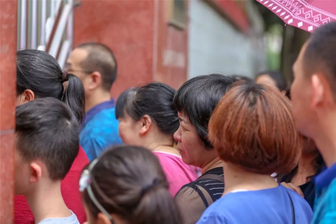 高考现场直击老师花式送考家长排队送饭考生拄拐高考