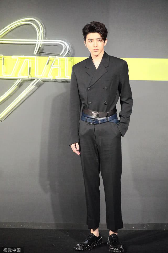 蔡徐坤帅酷军装风展英姿迷skr人 余晚晚回眸灿笑温婉大气