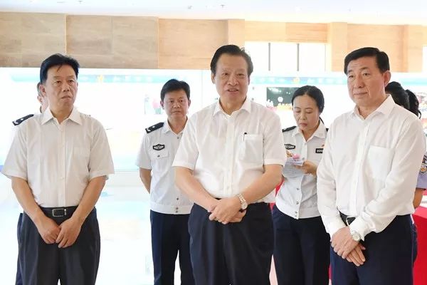 左三是吴新雄