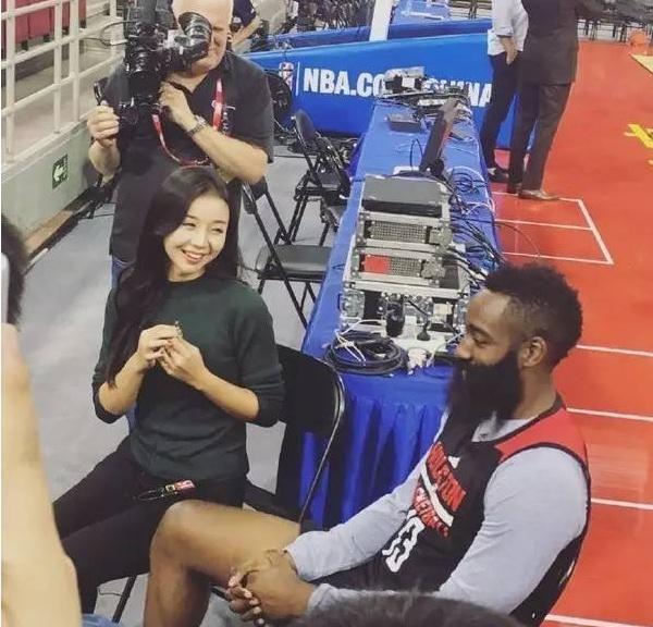 张曼源因和张卫平指导共同作为nba最前线外景主持人而被观众熟知